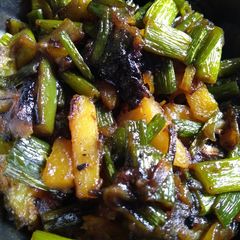 A picture of Peyajkoli bhaja(spring onion stir fry).