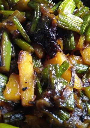 A picture of Peyajkoli bhaja(spring onion stir fry).