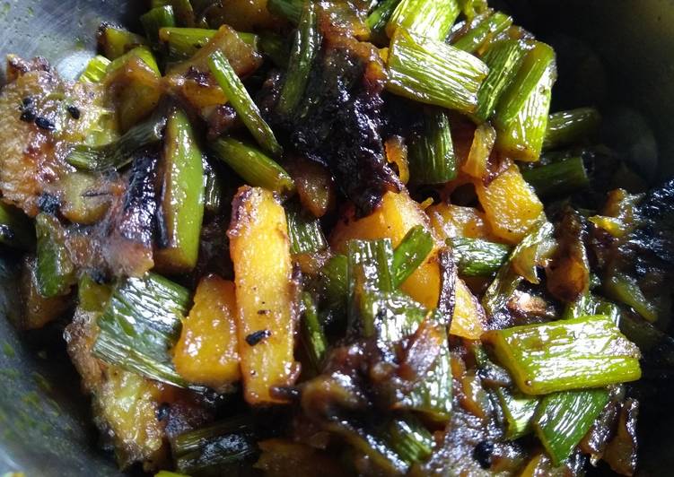 Peyajkoli bhaja(spring onion stir fry)