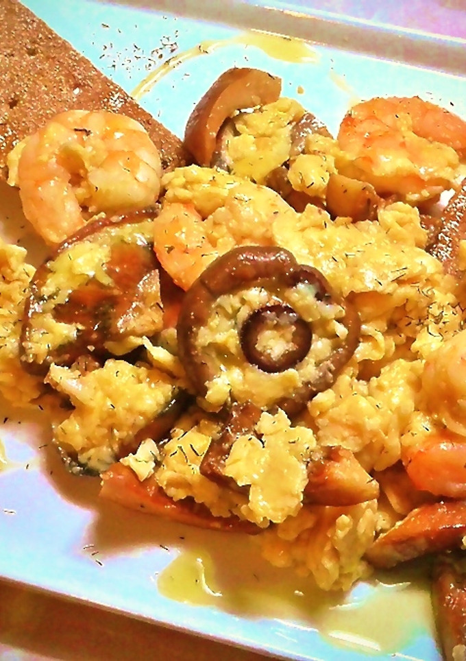 Una foto de Revuelto de Setas y Gambas