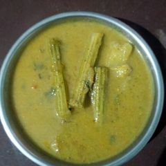 A picture of Moong daal with drumstick.