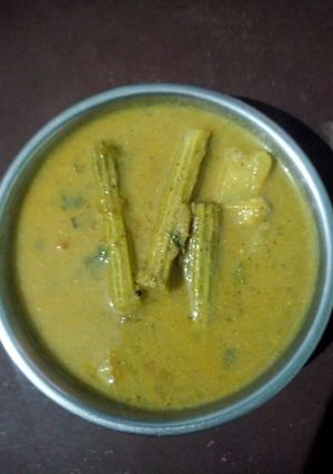 A picture of Moong daal with drumstick.
