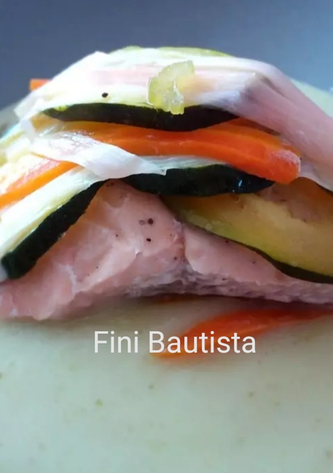 Una foto de Salmón en papillote en crema de apio
