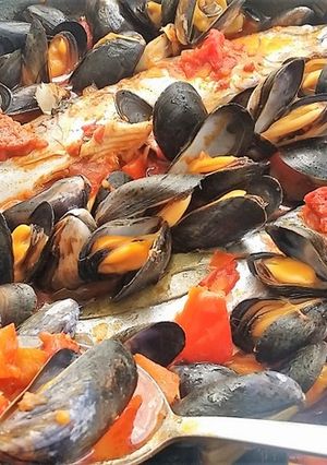 Une photo de Maquereau frais avec moules,chorizo et tomates