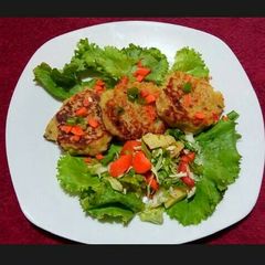 A picture of Couscous Cake and Salad.