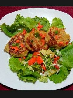 A picture of Couscous Cake and Salad.