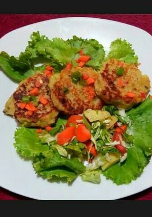 A picture of Couscous Cake and Salad.