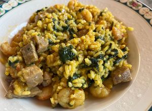 Una foto de Meloso de arroz con presa ibérica, gambitas y espinacas …
