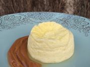 Una foto de flan en taza en microondas