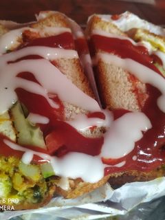 ब्रेड आलू टिक्की वेज बर्गर (bread aloo tikki veg burger recipe in Hindi) रेसिपी मुख्य फोटो