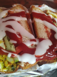 ब्रेड आलू टिक्की वेज बर्गर (bread aloo tikki veg burger recipe in Hindi) रेसिपी मुख्य फोटो