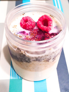 Una foto de Yogurt frutado con Chía y Avena