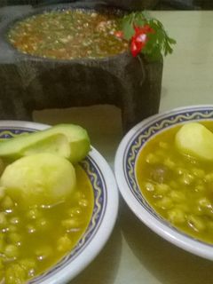 Una foto de Caldo de patas de res