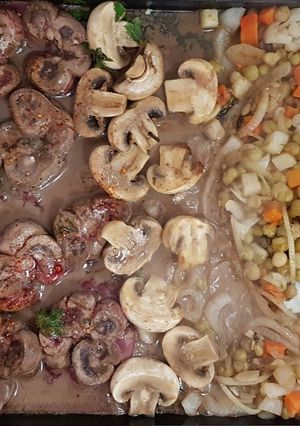 Una foto de Riñoncitos a la Planchetta con huevos sobre colchón de verduras