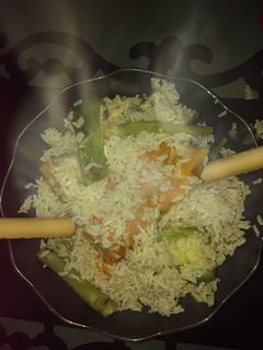 Una foto de Guiso vegano de arroz y verduras 🎆🎉😉