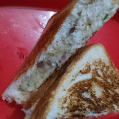 A picture of Aloo toast.