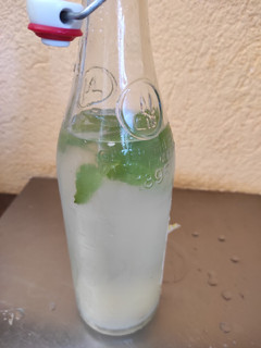 Una foto de Limonada natural con menta