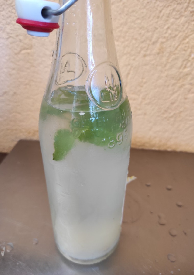 Una foto de Limonada natural con menta