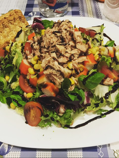 Una foto de Ensalada verde con canónigos