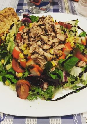 Una foto de Ensalada verde con canónigos