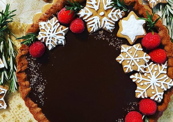 Crostata con frolla speziata e ganache all'amaretto