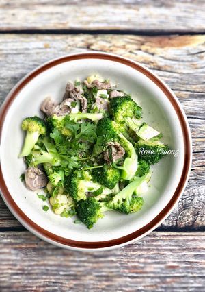Hình của món Bông Súp Lơ Xào Thịt Nạc Heo.