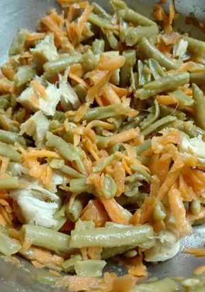 Una foto de Ensalada de pollo, zanahorias y chauchas