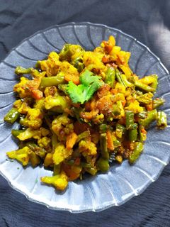 मिक्स सूखी सब्जी (mix sukhi sabzi recipe in Hindi) रेसिपी मुख्य फोटो