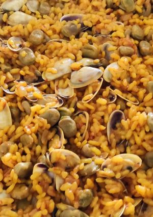 Una foto de Arroz con coquinas de Huelva y habitas tiernas