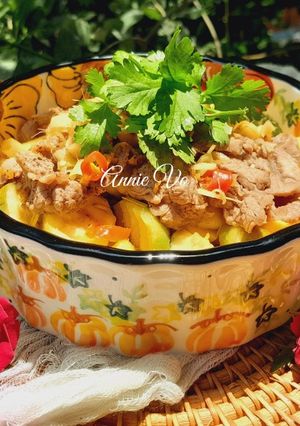 Hình của món Bò xào trộn xoài cóc non.