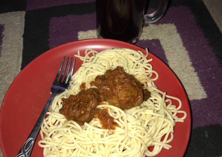 Spaghetti with spicy beef sauce