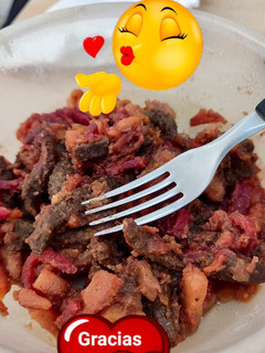 Una foto de Verduras y carne en olla