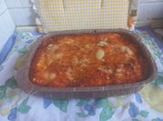 Una foto di lasagne al ragù