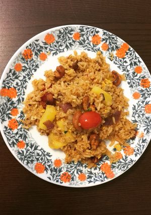 A picture of Pineapple fried rice.