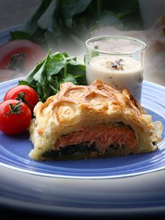 Foto resep Salmon Puff Pastry Dengan Bayam Dan Saus Jamur: RAHASIA MUDAH Buat Di Rumah