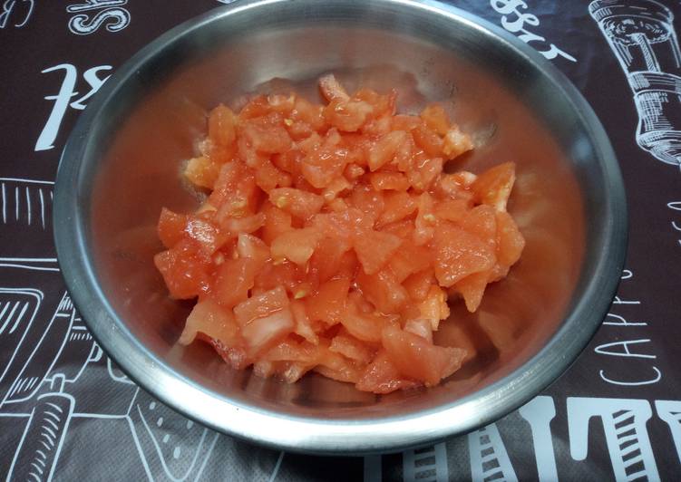 Comment Servir Méthode pas à pas pour émonder et concasser des tomates