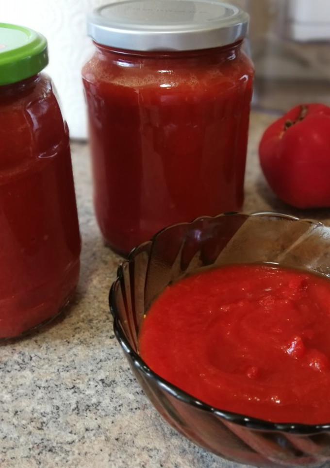 Una foto de Salsa de tomate casera en conserva