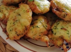 Foto di Frittelle di zucchine con albumi pecorino, menta e basilico