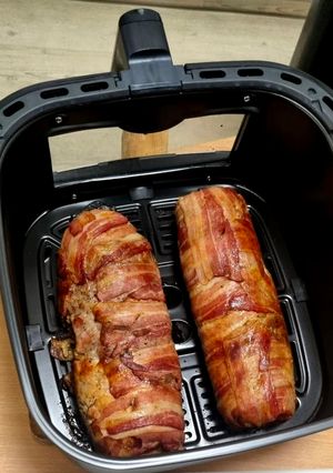 Csirkemájas töltelékkel megtöltött sertéskaraj, baconba csomagolva, Ayr Fryer sütőben sütve recept fotója