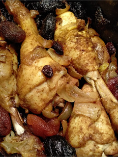 Una foto de Pollo con orejones, ciruelas y dátiles