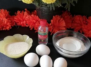 Una foto de Bizcocho de vainilla remojado en jarabe de tejocote con mezcal