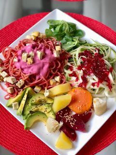Una foto de Espaguetis pintados de rosa con verduras de colores 🌱vegano