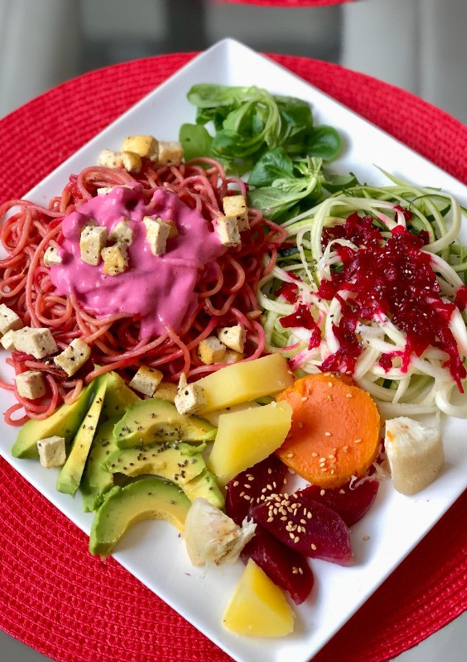 Una foto de Espaguetis pintados de rosa con verduras de colores 🌱vegano