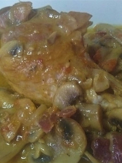 Una foto de Pollo a la marengo con champiñones y jamón ibérico
