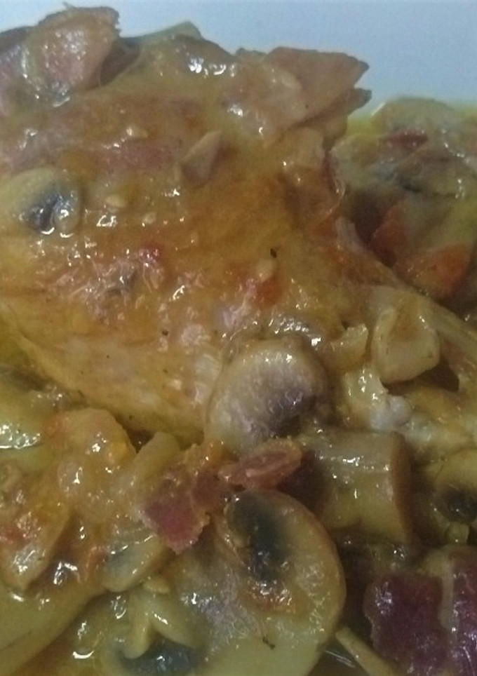 Una foto de Pollo a la marengo con champiñones y jamón ibérico