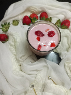 स्ट्रॉबेरी मिल्क शेक (Strawberry Milk Shake recipe in hindi) रेसिपी मुख्य फोटो