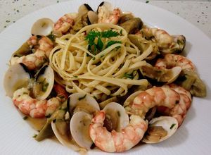 Foto principal de Linguines de limón salteados con frutos secos y marisco al ajillo con alcachofas