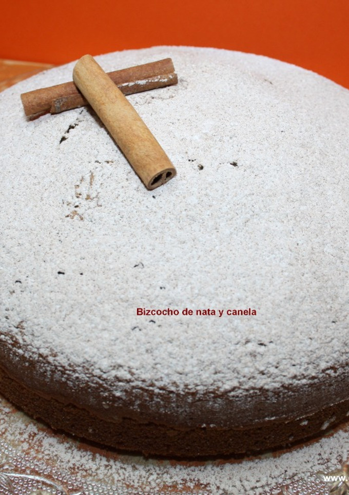 Una foto de Bizcocho de nata y canela
