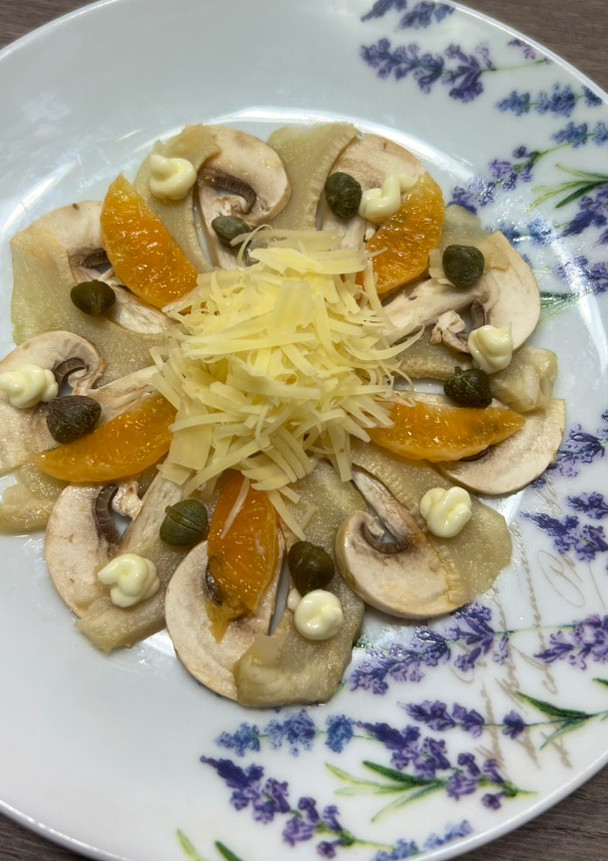 Una foto de Carpaccio de alcachofa y champiñón