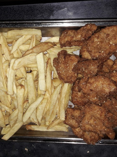 Una foto de Pechuguitas de pollo con papas fritas